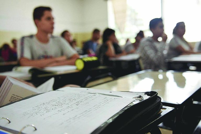 1 em cada 5 jovens não frequenta e nem concluiu o Ensino Médio, diz MEC