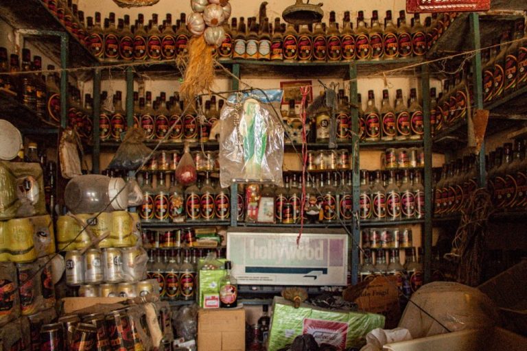 Para bodegueiro no sertão pernambucano, melhor investimento é estocar milhares de litros de Pitú