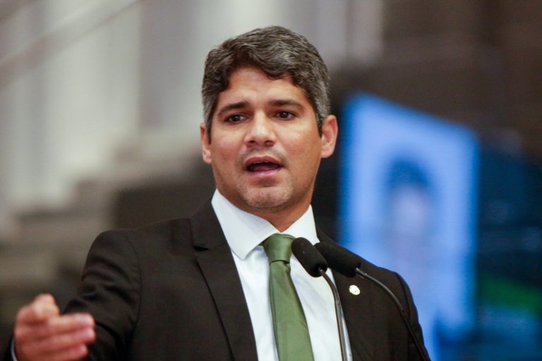 Deputados cobram envio de recursos para manutenção de escolas da rede estadual pernambucana