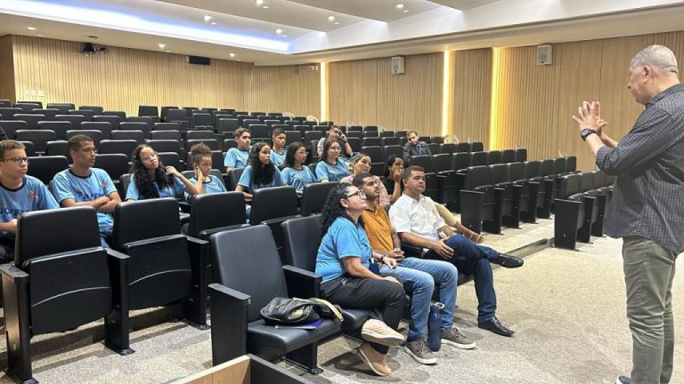 Estudantes da Vitória de Santo Antão visitam a sede da Alepe