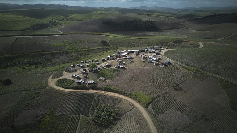 Acampamento São Francisco, em Vitória de Santo Antão, ninguém dorme a noite inteira