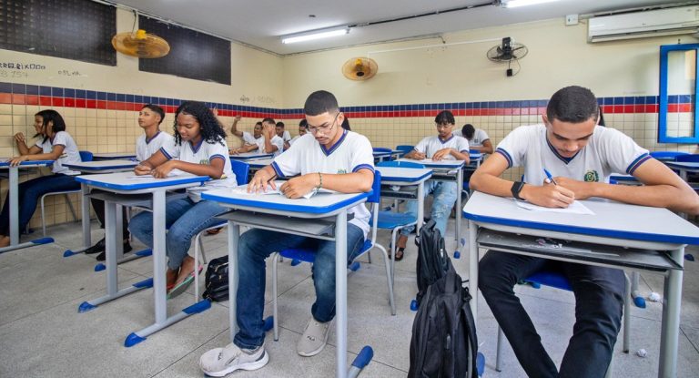 Educação de Pernambuco oferece mais de 5,9 mil vagas para cursos de idiomas gratuitos