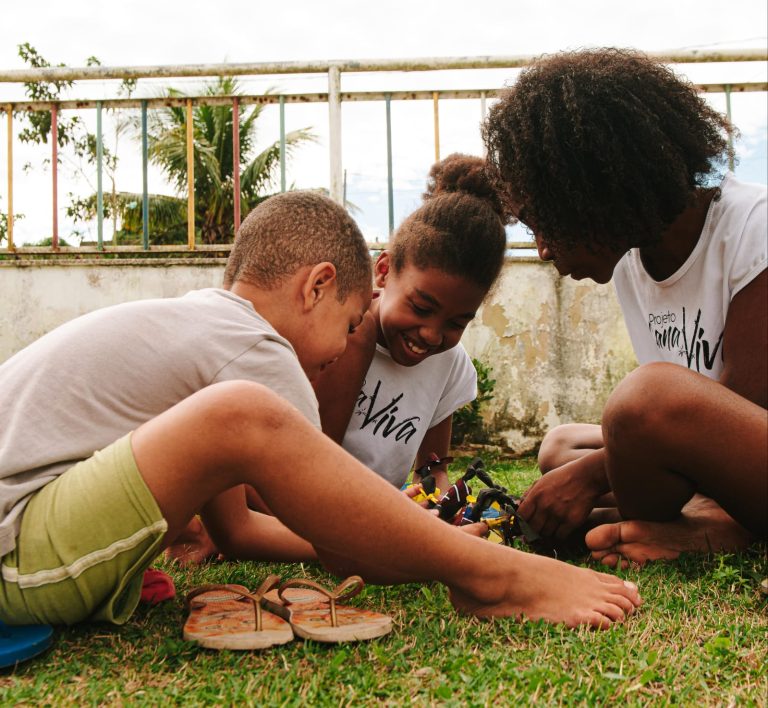 Santander oferece recursos a projetos sociais voltados a crianças, adolescentes e a pessoa idosa em Pernambuco