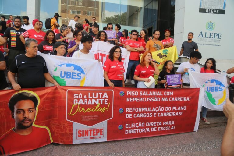 Sintepe promoveu protesto para reivindicar piso salarial e demais pautas