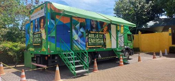 Caminhão da Neoenergia traz o projeto Aulas de Energia para Vitória de Santo Antão