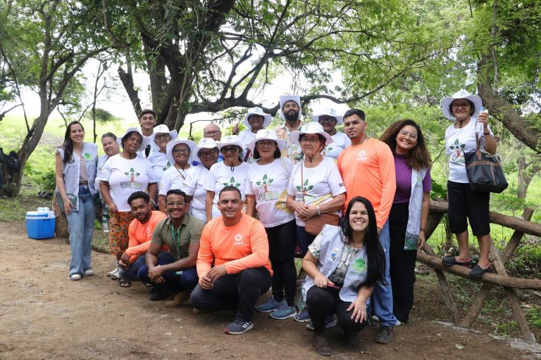 Pessoas idosas do Projeto Verdeporto protagonizam plantio de árvores em Vitória de Santo Antão