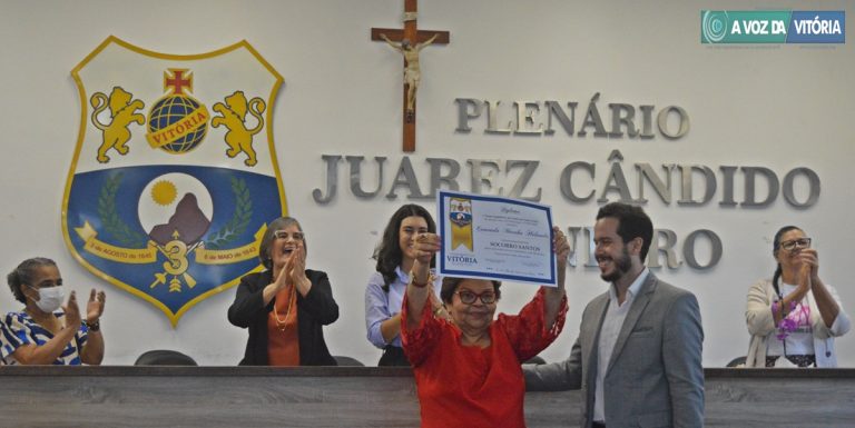 Câmara da Vitória de Santo Antão entregou Comenda Martha Hollanda a Socorro Santos