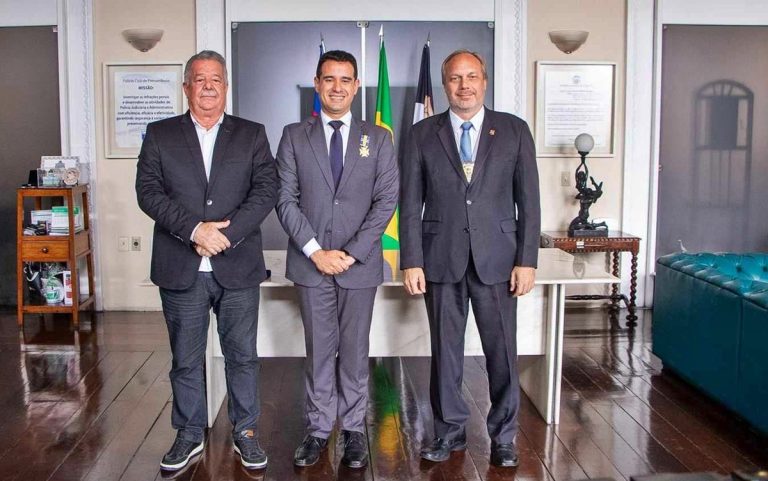 Deputado Joaquim Lira condecorado com a Medalha Tiradentes