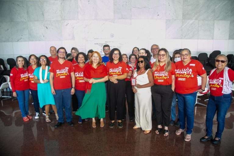 Educadores aprovam reajuste salarial negociado entre Sintepe e Governo de PE; confira valores