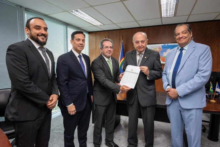 TCE-PE entrega lista de gestores com contas irregulares à Justiça Eleitoral