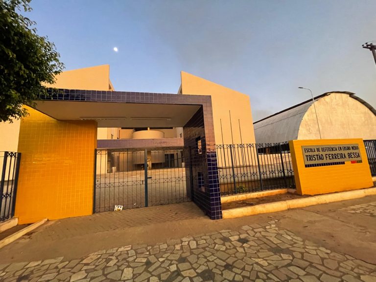 Deputado cobra que Governo do Estado inaugure escola pronta há dois anos em Lagoa de Itaenga