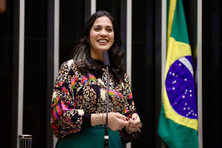 Sancionada Lei de autoria de Iza Arruda que amplia oportunidades de trabalho para pessoas com autismo