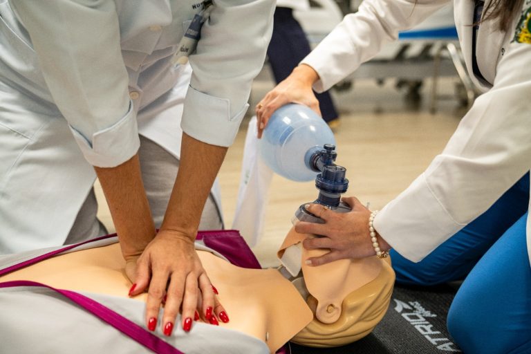 Mais de 300 mil casos de paradas cardíacas ocorrem por ano no Brasil