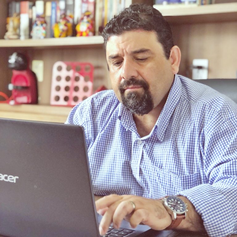 André de Bau, presidente da Câmara de Vitória, segue internado em UTI