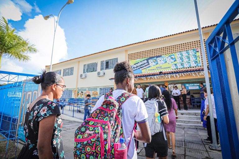 Governo pretende distribuir tênis para alunos da rede pública de Pernambuco