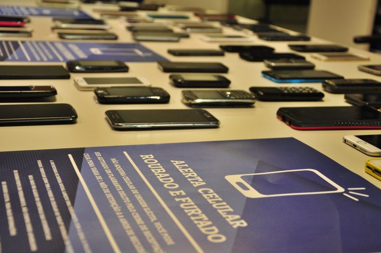 Por que o brasileiro insiste em andar com um celular de milhares de reais sem proteção?