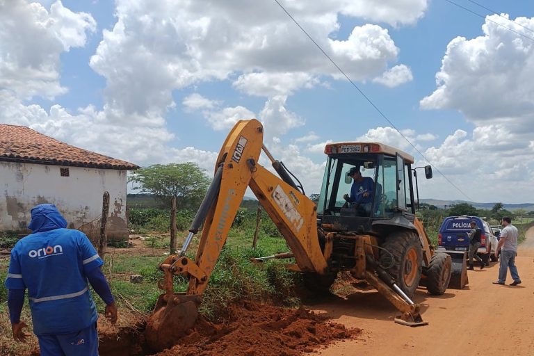 Compesa e Polícia Civil retiram ligações clandestinas em adutora que abastece Feira Nova e Glória do Goitá