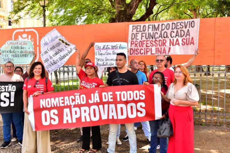 Ato do Sintepe pressiona por mais convocações na educação estadual