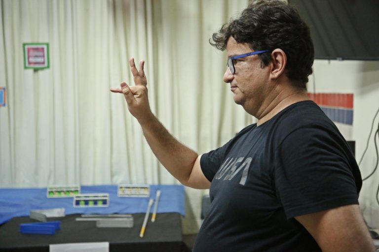 Educação de PE abre seleção para contratar 24 professores de Libras