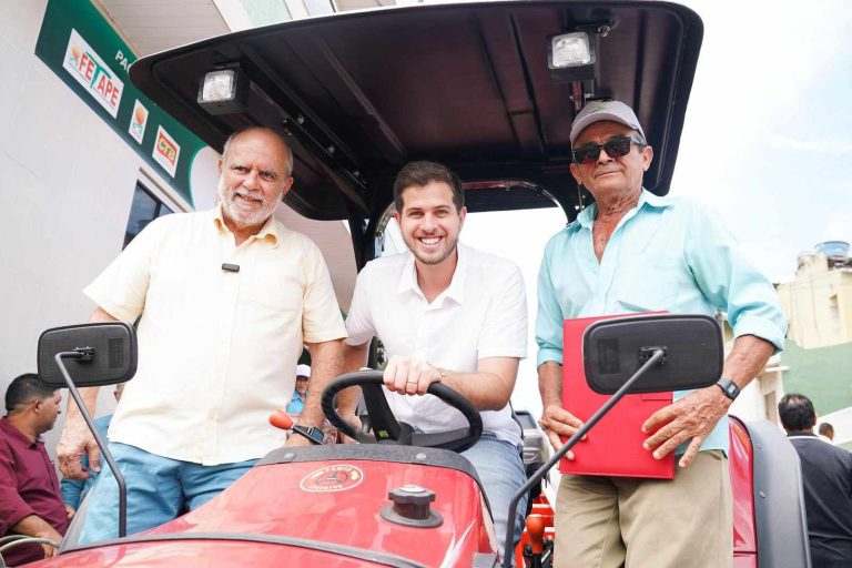 Pedro Campos e Waldemar Borges entregam em Pombos equipamentos para pequenos produtores