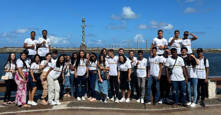 Estudantes de Jussaral realizam viagem pedagógica ao coração histórico e cultural do Recife