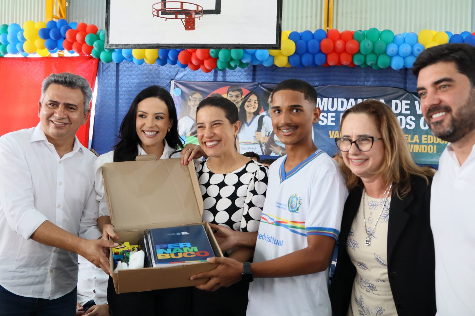 Governadora Raquel Lyra rebate críticas sobre kits escolares