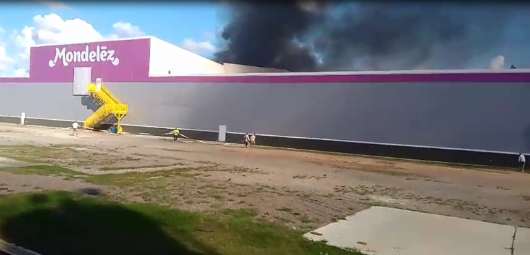 Incêndio atingiu parte da indústria Mondelēz em Vitória de Santo Antão