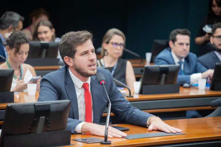 Pedro Campos defende lei para proteção de crianças e adolescentes em ambientes digitais