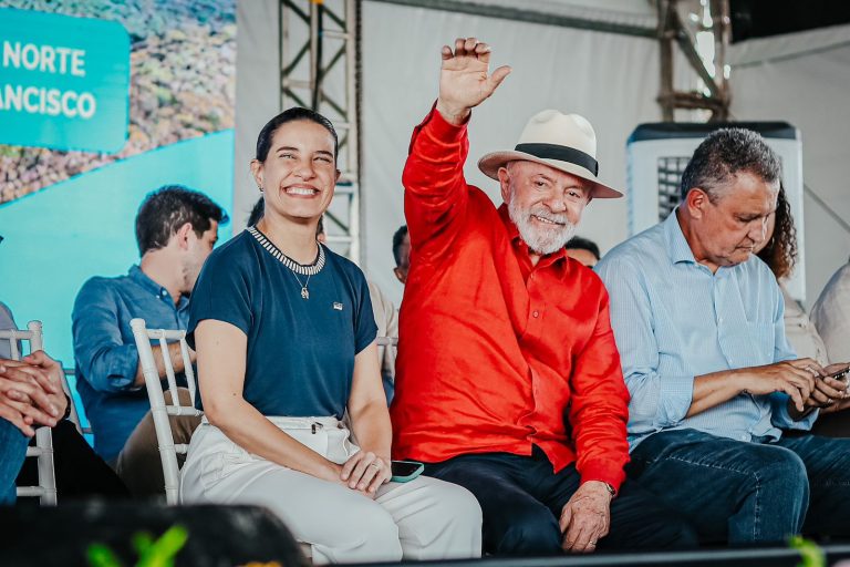 No Sertão pernambucano, Raquel e Lula autorizam obra que vai levar mais água da transposição para 8 milhões de nordestinos