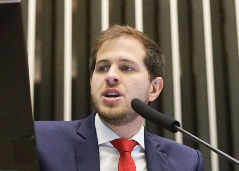 Aprovado projeto de Pedro Campos que garante intérprete de Libras em serviços públicos