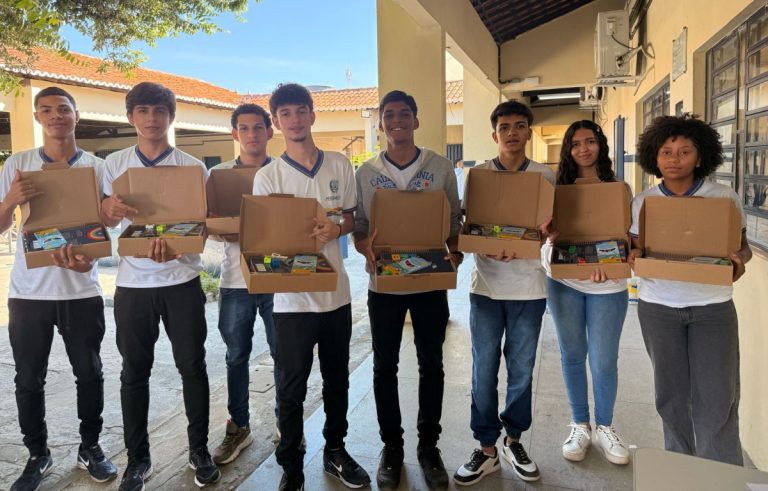 Educação intensifica entrega de kits e fardamento escolar para estudantes da rede estadual