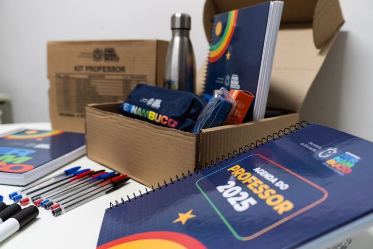 Governo de Pernambuco entrega Kit Professor para docentes da Rede Estadual de Ensino