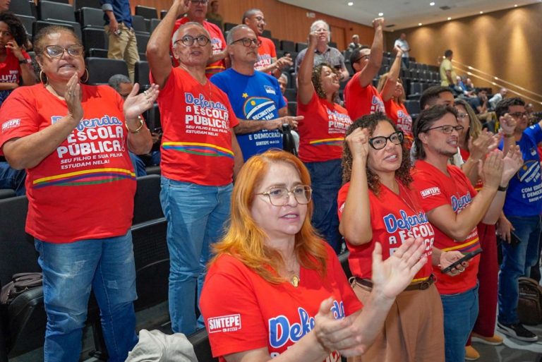 Professores da rede pública de Pernambuco protestam por aumento salarial ‘emperrado’ em meio a disputa na Alepe