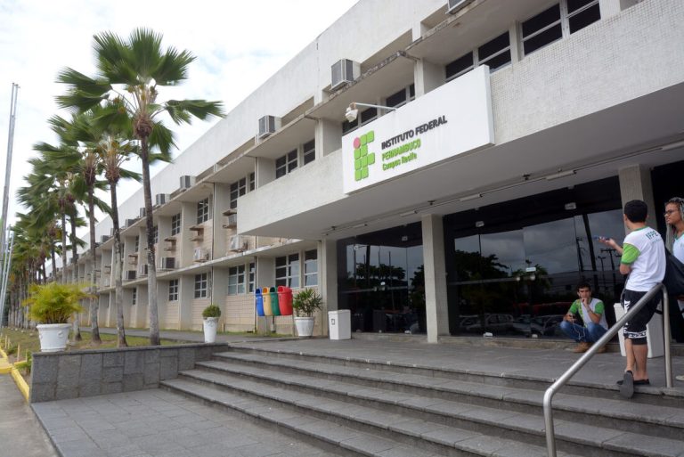 IFPE abre concurso com 100 vagas para Professor e salários de até R$ 13 mil
