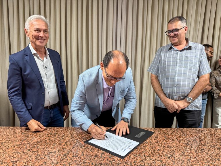 Paulo Roberto transmite cargo ao vice-prefeito Edmo Neves para cumprir agenda no Japão e na China
