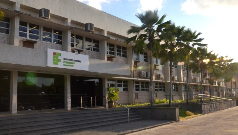 IFPE abre novo concurso com 77 vagas para técnicos-administrativos