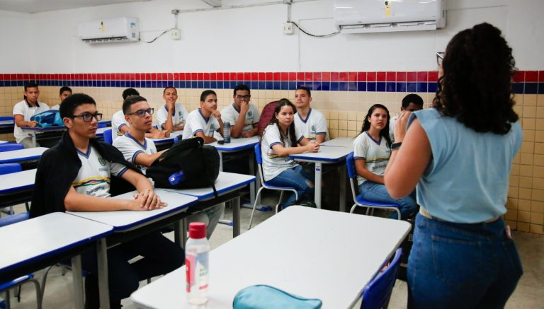 Pernambuco se destaca na expansão do ensino médio integral e coloca Nordeste na liderança nacional