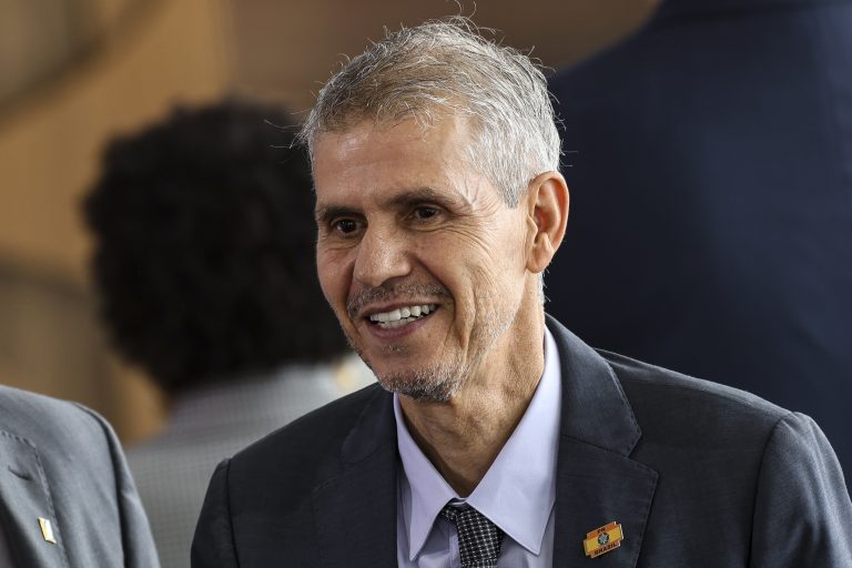 Governo do Brasil, do lado do povo brasileiro, por Sidônio Palmeira