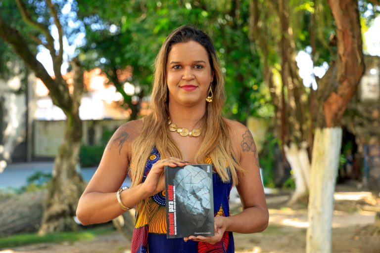 Professora da Rede Estadual lança livro sobre vivências trans no ambiente escolar