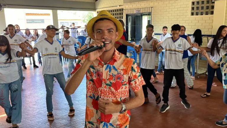 Cirandeiro Anderson Miguel promoverá aula-espetáculo na Escola Amélia Coelho
