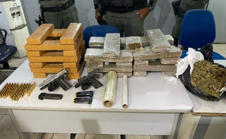 Homens presos com mais de 30kg de maconha em Glória do Goitá