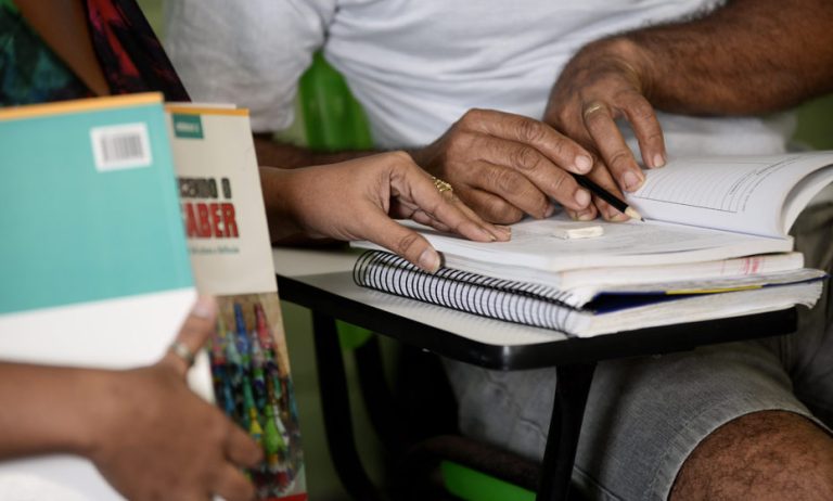 UFPE abre inscrições para projeto de alfabetização para pessoas idosas