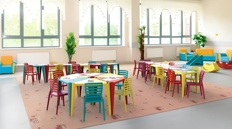 Tramontina doa mesas e cadeiras feitas de material reciclado para escolas de Moreno