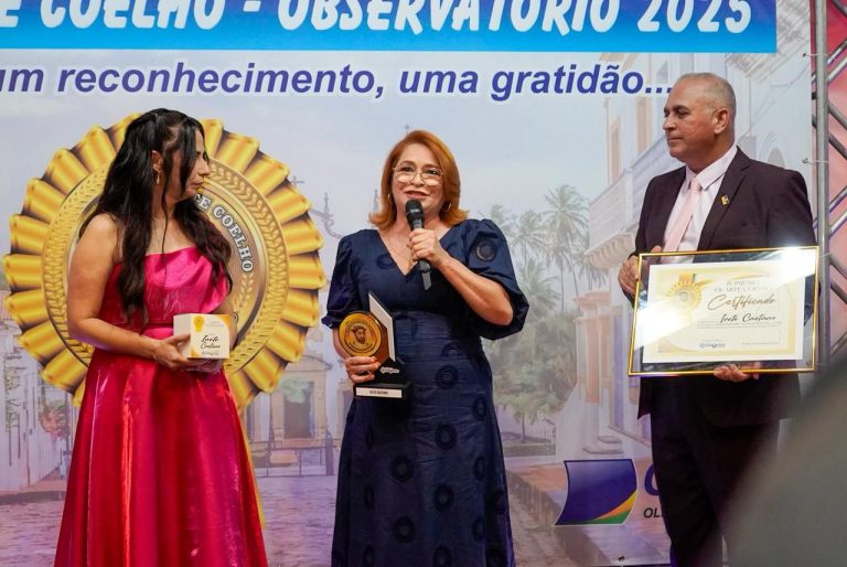Presidenta do Sintepe, Ivete Caetano, homenageada com o Prêmio Duarte Coelho