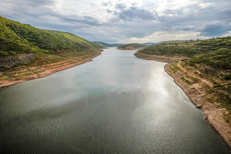 Pernambuco desperdiça mais de 40% da água tratada durante a distribuição, aponta estudo