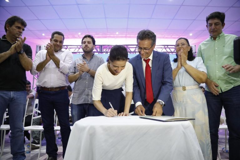 Início da construção de creche e entrega do nono ônibus escolar para Feira Nova