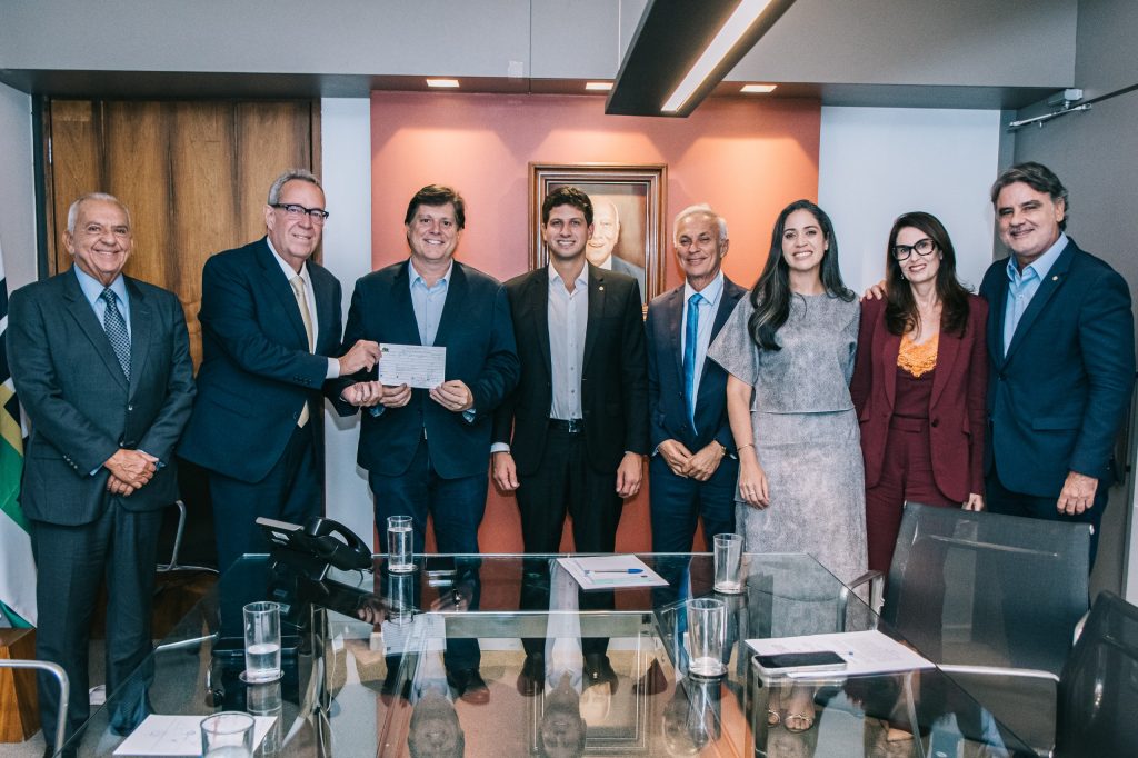 Paulo e Iza prestigiam filiação do presidente da Alepe ao MDB
