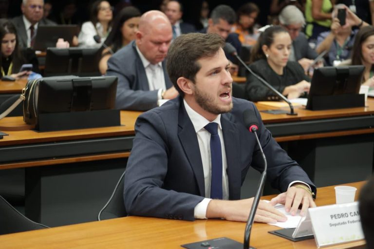 Pedro Campos articula urgência para aprovar “Maria da Penha Digital”, projeto que combate a violência contra as mulheres na internet