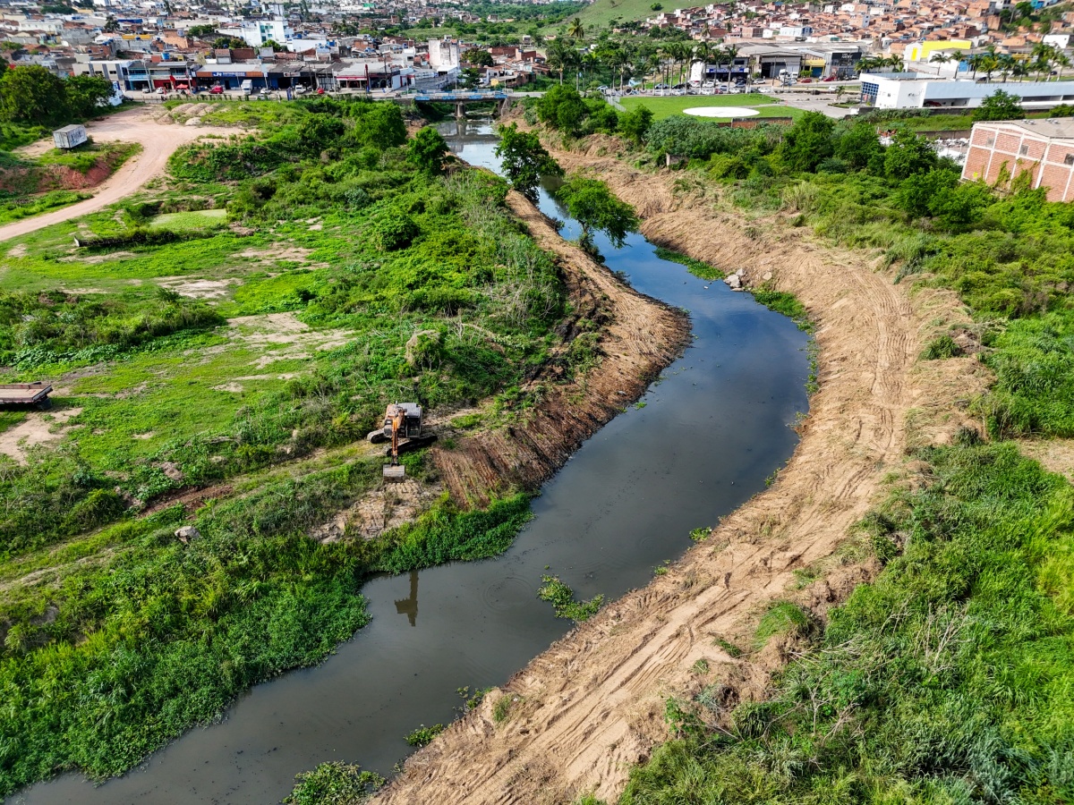Em Vitória, limpeza do Rio Itapacurá é iniciada visando o inverno 2026