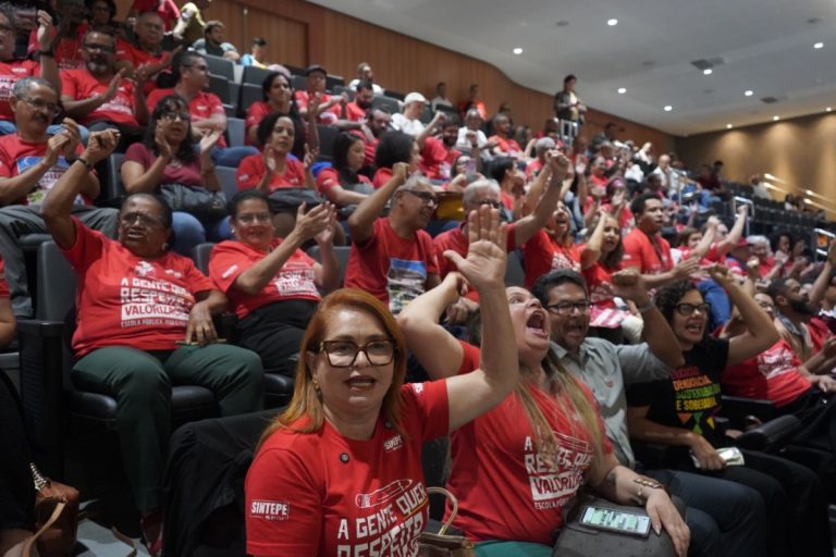 Na Alepe, pressão do Sintepe garante aumento de 5,4% para professores e profissionais da Educação